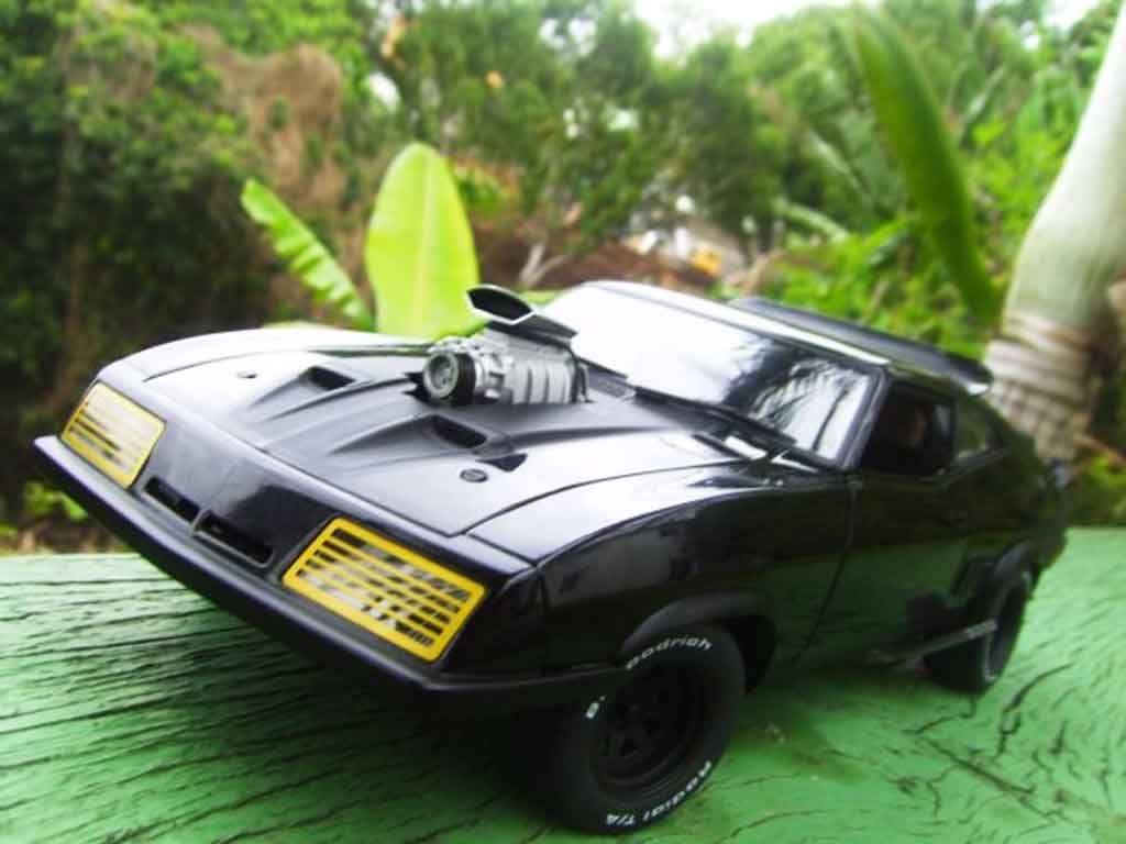 Miniature Mad Max ROAD WARRIOR INTERCEPTOR 1/18 Autoart falcon 1973 Mad Max ROAD WARRIOR INTERCEPTOR 1/18 Autoart falcon 1973 miniature