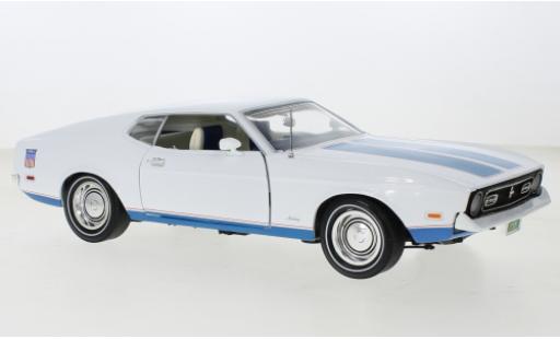 Miniature Ford Mustang 1/18 Auto World Fastback blanche/bleue 1972 Ford Mustang 1/18 Auto World Fastback blanche/bleue 1972 miniature