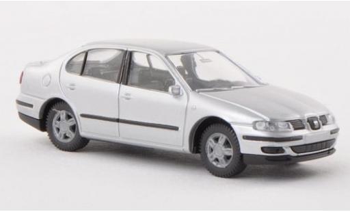 Miniature Seat Toledo 1/87 AWM II grise sans Vitrine Seat Toledo 1/87 AWM II grise sans Vitrine miniature