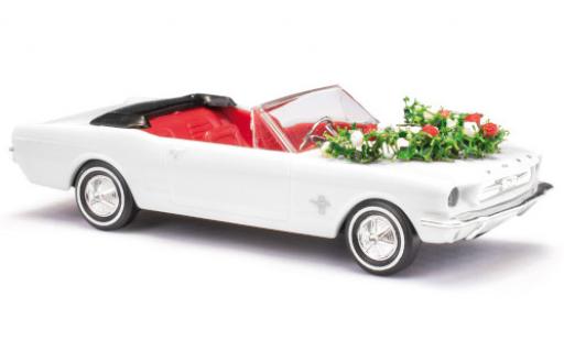 Miniature Ford Mustang 1/87 Busch Cabriolet blanche mariage avec Décoration Ford Mustang 1/87 Busch Cabriolet blanche mariage avec Décoration miniature