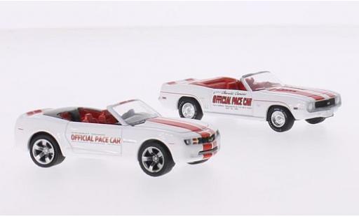 Miniature Chevrolet Camaro 1/64 Greenlight 2er-Set: Indianapolis 500 Pace Cars blanche/rouge 1969 Cabriolet & 2011 Cabriolet Chevrolet Camaro 1/64 Greenlight 2er-Set: Indianapolis 500 Pace Cars blanche/rouge 1969 Cabriolet & 2011 Cabriolet miniature