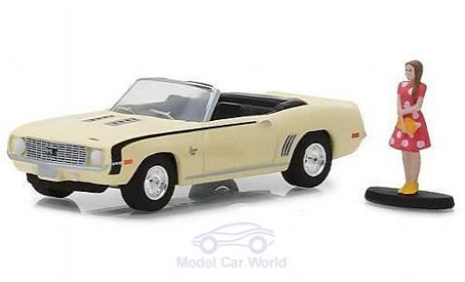 Miniature Chevrolet Camaro SS 1/64 Greenlight SS Cabriolet jaune 1969 mit einer weiblichen Figur Chevrolet Camaro SS 1/64 Greenlight SS Cabriolet jaune 1969 mit einer weiblichen Figur miniature