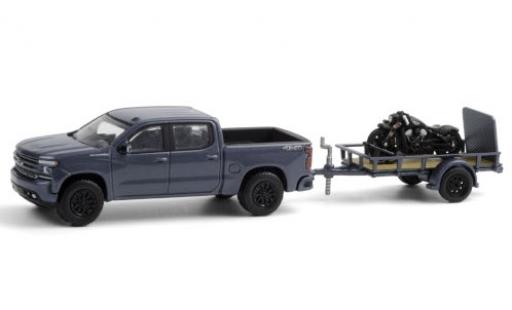 Miniature Chevrolet Silverado 1/64 Greenlight metallise bleue 2020 avec Indian Scout Bobber remorque d´une axe et Auffahrrampe Chevrolet Silverado 1/64 Greenlight metallise bleue 2020 avec Indian Scout Bobber remorque d´une axe et Auffahrrampe miniature