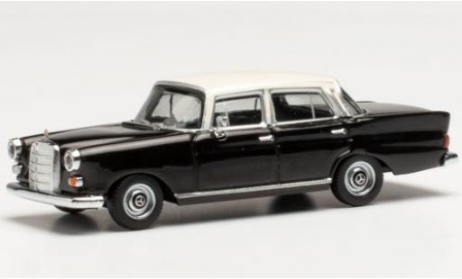 Miniature Mercedes 200 1/87 Herpa (W110) noire/blanche Mercedes 200 1/87 Herpa (W110) noire/blanche miniature