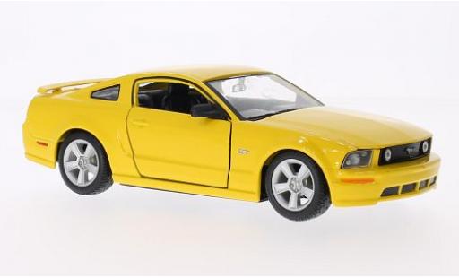 Miniature Ford Mustang 1/24 Maisto GT Coupe jaune 2006 Ford Mustang 1/24 Maisto GT Coupe jaune 2006 miniature
