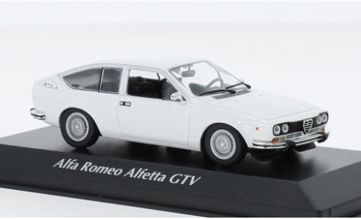 Miniature Alfa Romeo Alfetta 1/43 Maxichamps GTV blanche 1976 Alfa Romeo Alfetta 1/43 Maxichamps GTV blanche 1976 miniature