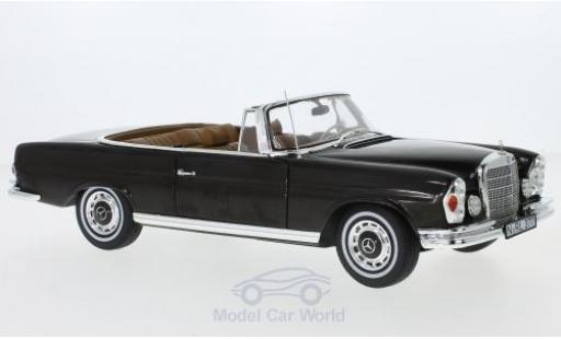 Miniature Mercedes 280 SE 1/18 Norev SE Cabriolet (W111) marron/marron 1969 Dach liegt ein Mercedes 280 SE 1/18 Norev SE Cabriolet (W111) marron/marron 1969 Dach liegt ein miniature