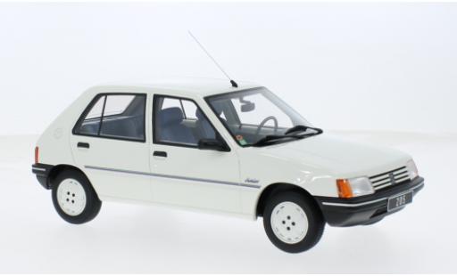 Miniature Peugeot 205 1/18 Ottomobile Junior blanche 1988 1:18 Peugeot 205 1/18 Ottomobile Junior blanche 1988 1:18 miniature