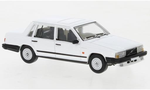 Miniature Volvo 740 1/87 PCX87 blanche 1984 Volvo 740 1/87 PCX87 blanche 1984 miniature