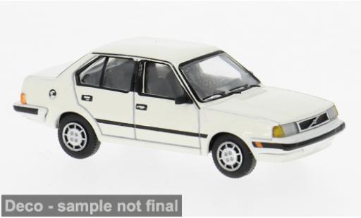 Miniature Volvo 360 1/87 PCX87 blanche 1985 1:87 Volvo 360 1/87 PCX87 blanche 1985 1:87 miniature