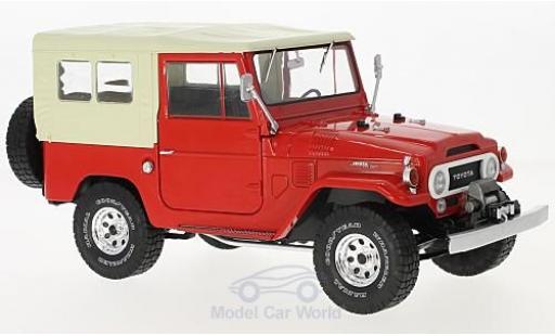 Miniature Toyota Land Cruiser 1/18 Triple 9 Collection FJ40 rouge/beige 1967 Toyota Land Cruiser 1/18 Triple 9 Collection FJ40 rouge/beige 1967 miniature