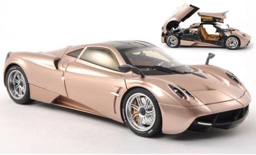Miniature Pagani Huayra 1/18 Welly gold 1:18 Pagani Huayra 1/18 Welly gold 1:18 miniature