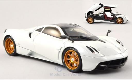 Miniature Pagani Huayra 1/18 Welly met.-blanche (GTA Edition) ohne Vitrine Pagani Huayra 1/18 Welly met.-blanche (GTA Edition) ohne Vitrine miniature
