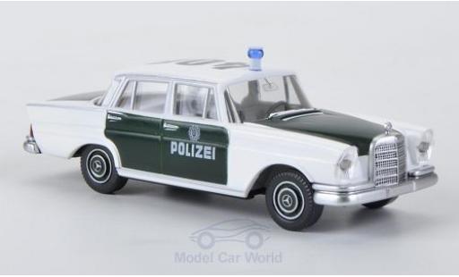 Miniature Mercedes 220 1/87 Wiking S blanche/verte Polizei Mercedes 220 1/87 Wiking S blanche/verte Polizei miniature
