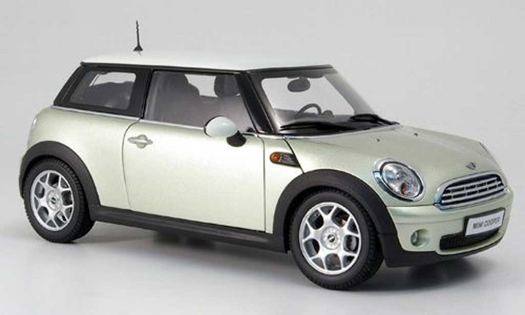 Mini Cooper SE blanc / argent 1:18 Norev