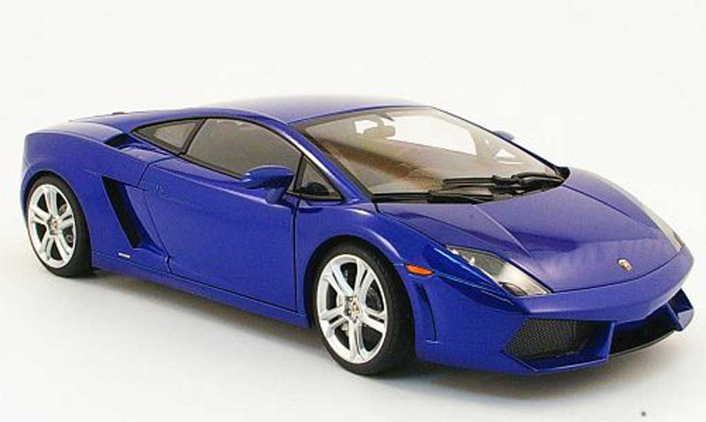 Modellino Auto Da Collezione AUTOart McLaren 650S GT3, Scala 1:18, Colore Blu/nero. Materiale Composito, Riferimento 81641. Dettaglio Realistico.