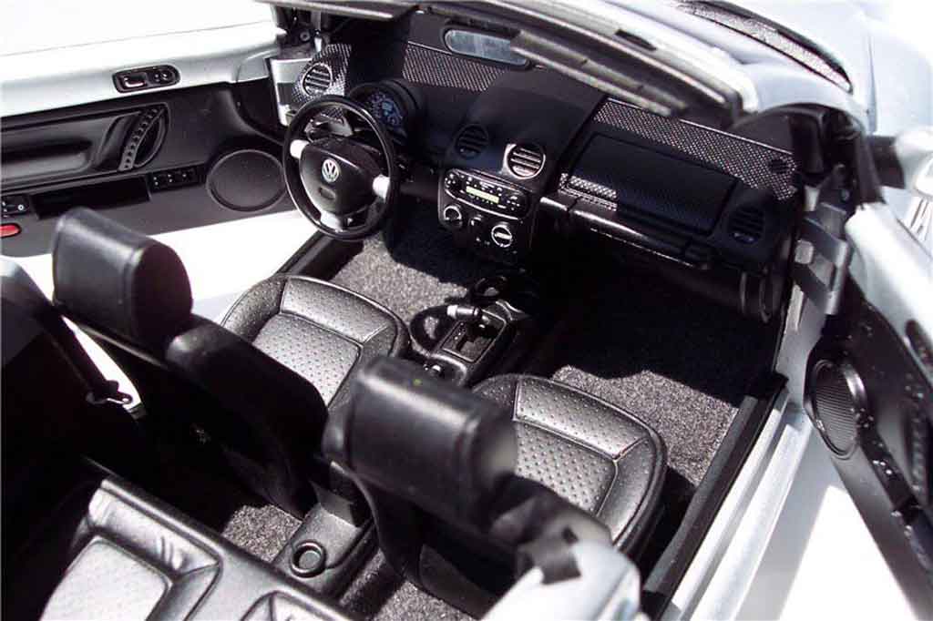 Volkswagen New Beetle cabriolet 1/18 Burago cabriolet grise metallisee