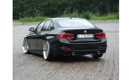 Bmw 335 berline 1/18 Paragon F30 3er noire jantes 20 pouces miniature
