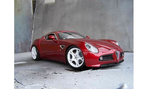 Alfa Romeo 8C competizione 1/18 Welly rouge miniature