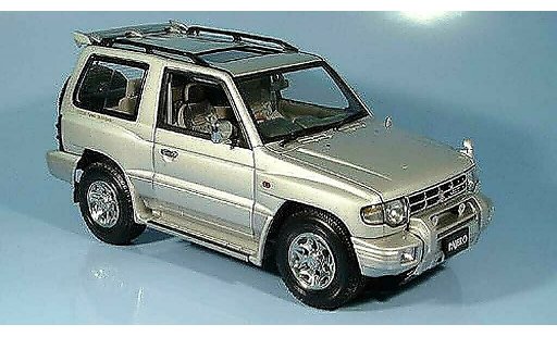 Mitsubishi Pajero SWB 1/18 Autoart argent 1998 miniature