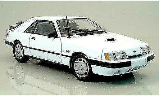 Ford Mustang SVO 1/18 Welly blanche miniature