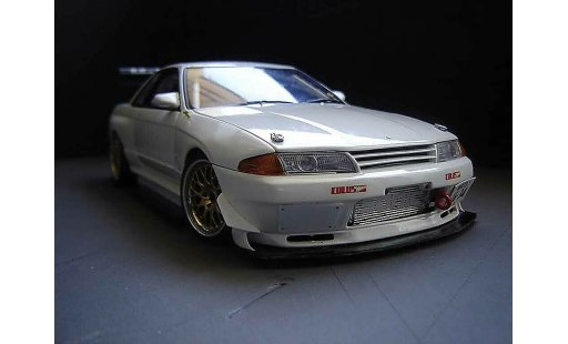 Nissan Skyline R32 1/18 Kyosho Time attack blanche miniature