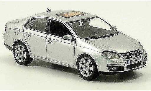 Volkswagen Jetta Base 1/43 Schuco grise metallisee 2005 miniature