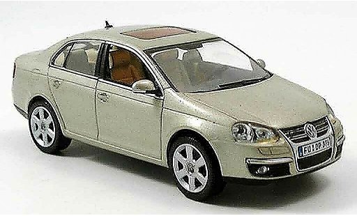 Volkswagen Jetta Base 1/43 Schuco beige 2005 miniature