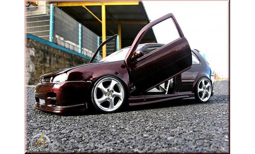 Volkswagen Golf GTI 1/18 Revell violette jantes porsche 17 pouces kit carrosserie miniature