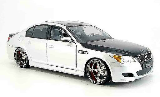 Bmw M5 tuning 1/18 Maisto E60 blanche/noire miniature