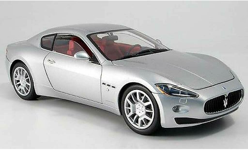 Maserati Gran Turismo Base 1/18 Mondo Motors grise metallisee miniature