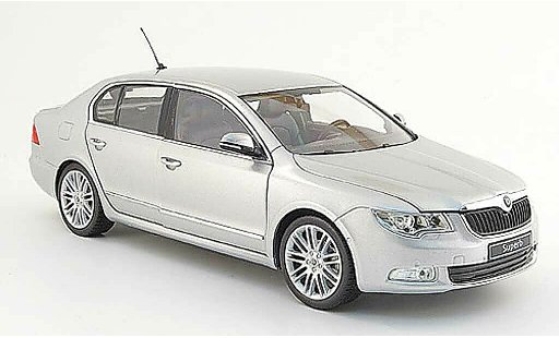 Skoda Superb 2009 1/18 Abrex grise clair ii miniature
