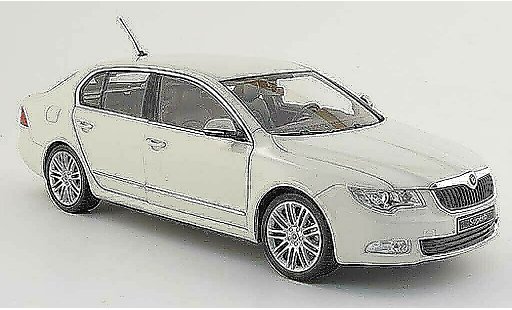 Skoda Superb 2009 1/18 Abrex ii blanche miniature