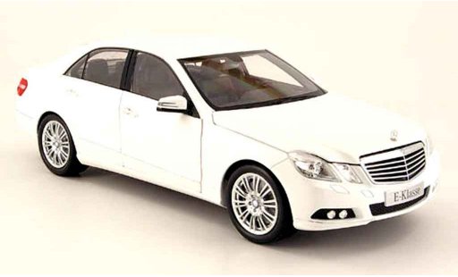 Mercedes Classe E Base 1/18 Minichamps (w 212) blanche 2009 miniature