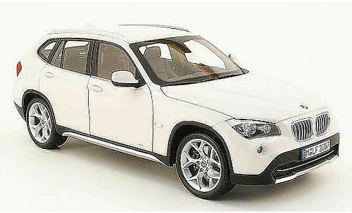 Bmw X1 suv 1/18 Kyosho 2.8i xdrive blanche miniature