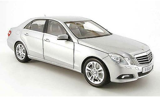 Mercedes Classe E Base 1/18 Minichamps (w212) grise clair metallized 2009 miniature
