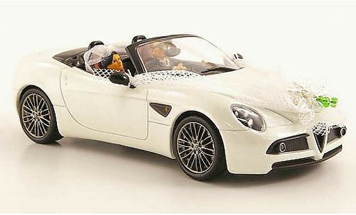 Alfa Romeo 8C spider 1/43 M4 Spyder blanche Just Married avec 2 Figuren miniature