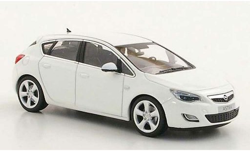 Opel Astra Base 1/43 Minichamps blanche 2010 miniature