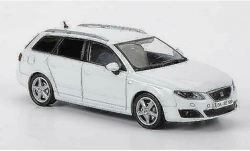 Seat Exeo ST 1/43 Hachette blanche miniature
