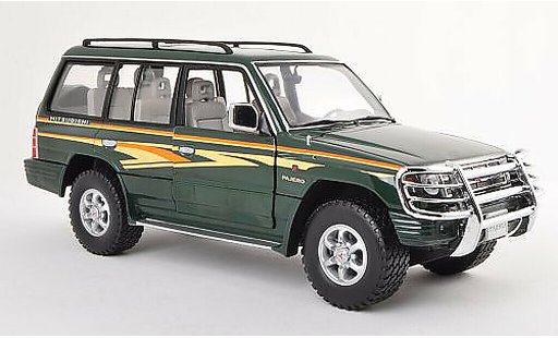 Mitsubishi Pajero Base 1/18 Sun Star verte avec Rammschutz et Zierbandes 1998 miniature