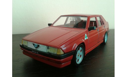 Alfa Romeo 75 berline 1/18 Burago rouge jantes metal miniature