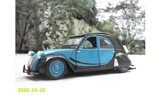 Citroen 2CV Berline 1/18 Maisto old school miniature