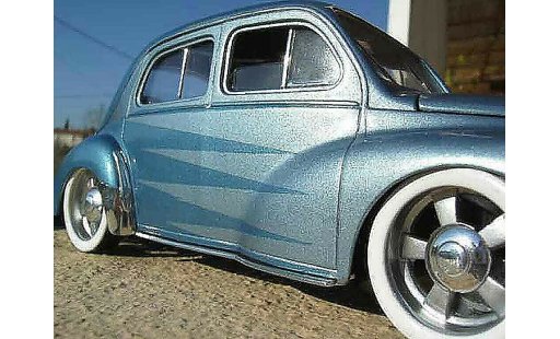 Renault 4CV Base 1/18 Solido bleu miniature