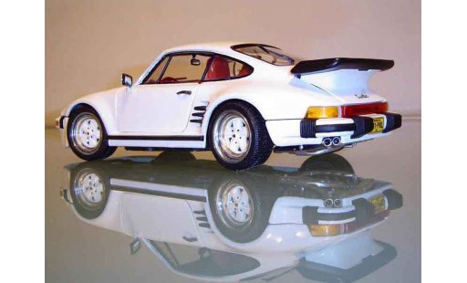 Porsche 911 Turbo 1/18 Revell Flat Nose type miniature