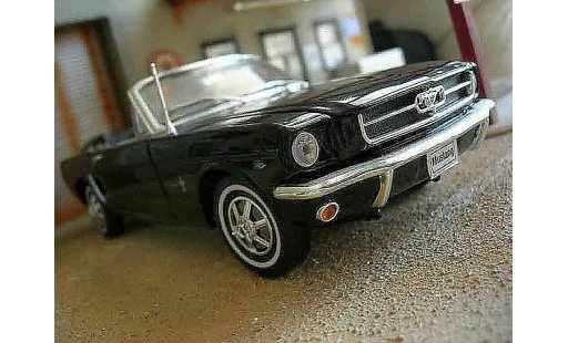 Ford Mustang Convertible 1/18 Welly cabriolet noire miniature