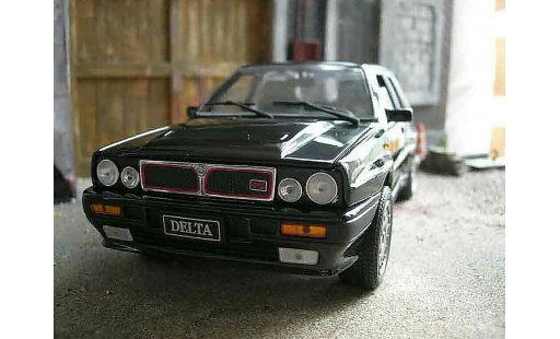 Lancia Delta HF Integrale 1/18 Sun Star 16s noire miniature