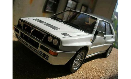 Lancia Delta HF Integrale 1/18 Kyosho evolution 2 blanche miniature