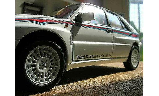 Lancia Delta HF Integrale 1/18 Kyosho evolution 2 martini miniature