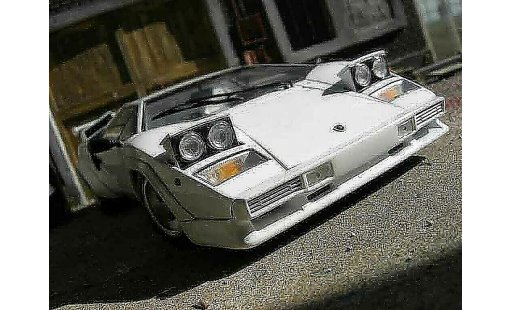 Lamborghini Countach 5000 Quattrovalvole 1/18 Kyosho blanche miniature