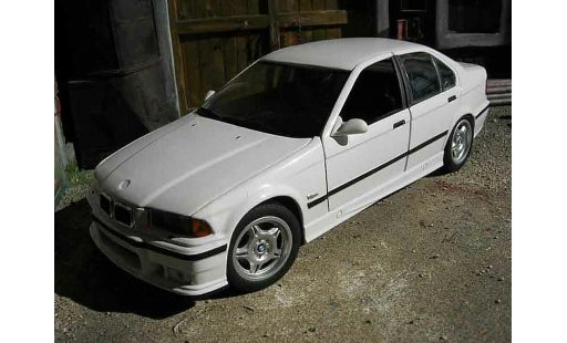 Bmw M3 coupe 1/18 Ut Models E36 berline blanche miniature